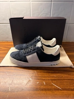 Valentino Flycrew - Tja, säljer dessa sjukt feta valentino flycrews i storleken 41! Skorna är i nyskick med alla nitar kvar och ingen heeldrag. Limiterad modell som ej säljs längre och nypriset låg på 5 - 7 500KR men säljs hos oss för 4399KR. mvh 
