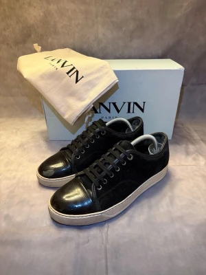 Lanvin - Hej, säljer mina svarta Lanvins i fint skick. Size uk8 - 43/44. Köpta för 4000kr nya, tillkommer allt OG som box och dustbag. Mitt pris endast; 1890kr