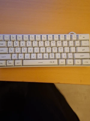 Kompakt vit tangentbord - Säljer ett kompakt vitt tangentbord med minimalistisk design och nordisk layout. Tangenterna är låga och tangentbordet har flera funktionsknappar som WIN, ALT och FN. Perfekt för dig som vill ha ett smidigt och stilrent tillbehör till datorn.