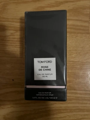 Tom Ford Rose De Chine Eau de Parfum - Tom Ford Rose De Chine Eau de Parfum 100 ml. Lyxig parfym i elegant svart förpackning med vit etikett. Doften är exklusiv och passar dig som vill sticka ut med en unik och sofistikerad rosdoft.