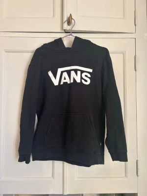 Svart vans hoodie  - Säljer en svart vans hoodie då jag inte andvänder den längre. Står X-Large men passar till ngn runt 160-170