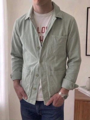 Ljusolivgrön Overshirt  - Ljusolivgrön Overshirt i strl M men sitter som en S! Bra skick utan nåra defekter och hör gärna av er vid frågor elr funderingar!!