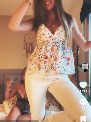 Blommig spetstopp från gina - Söt blommig linnetopp med mönster. Jättefint sommarplagg. Jag har aldrig använt den och jag köpte den begagnat men den är i nyskick. Säljer då den var för liten. Kom gärna med prisförslag!💗