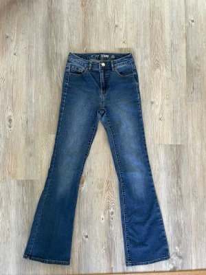 Kappahl Susan Denim Bootcut Jeans Mörkblå 36 - Mörkblå bootcut jeans från Kappahl, modell Susan Denim.  Storlek 36 Normal midja Fint skick  Endast använda en gång.                                                                         