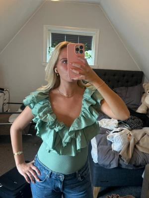 Volangbody Zara - Säljer min snygga Volangbody som är ifrån Zara🩷Den är i ett mycket bra skick och helt slutsåld😊 Bodyn är lite skrynklig på bilderna!!