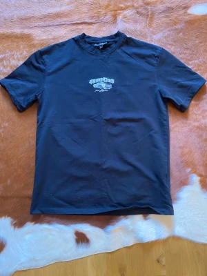 Svart t-shirt med GameTime-tryck - Svart t-shirt med ett coolt tryck på bröstet som visar en bil och texten 'GameTime Los Angeles'. 
