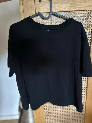 Svart t-shirt från Stradivarius - En basic svart t-shirt från Stradivarius i bomull. Säljer denna då den är kortare än jag tänkte vilket ej passar min klädstil🌸 Annars inget fel på den och enbart använt 1 gång💗