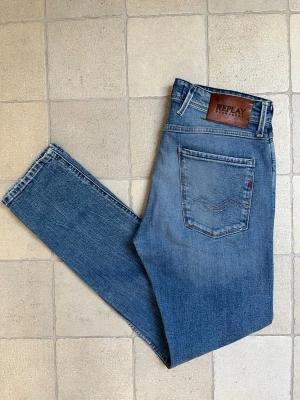 Blå raka jeans från Replay - Säljer ett par riktigt feta Replay Anbass jeans med väldigt snygg passform! ✌🏼—————————————————————                                                                      📐| Storlek: 33-32                                                   👖| Märke: Replay                                                   🔎| Skick: Mycket Bra!                                              💵| Ny Pris: 1599kr                                                   ✍🏻| Skriv om du har några frågor