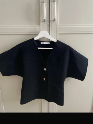 Svart v-ringad topp från Zara - Endast använd en gång. Från zara. Storlek S