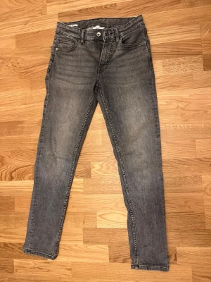 Vailent Jeans Slim Fit - Säljer ett par grå jeans i slim fit med klassisk femficksmodell och normal midja. 