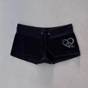 low waist 2000s velour rhinestone shorts  - ♡︎ perfekta lågmidjade velourshorts med stenar i mycket bra skick ♡︎ leverans inom 24h  ♡︎ midjan mäter 40 (justerbar och passar flera storlekar) ♡︎ sidolängd ~23  storlek på lapp M  