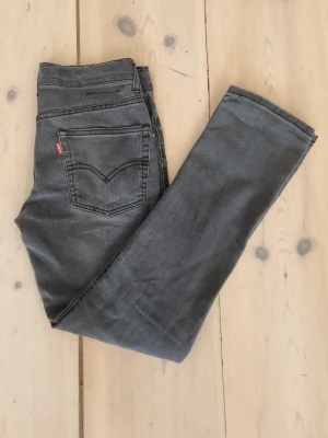 Svarta jeans från Levi's - Snygga svarta jeans från Levi's. Jeansen har en smal passform. Perfekta till en vardaglig look, Om ni undrar något om byxorna är det bara att skriva till mig här på plick!