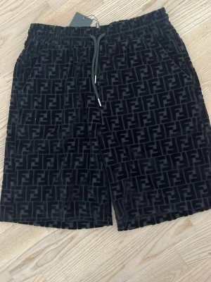 Svarta sammetsshorts  - Svarta shorts i mjuk sammet. NYA och oanvända 