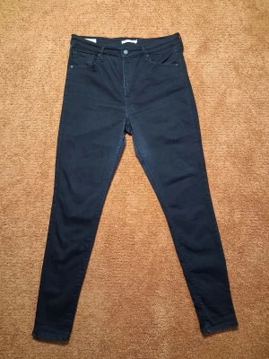 Levi’s Mile High Super Skinny svarta jeans W32 - Svarta Levi’s Mile High Super Skinny i storlek W32. Hög midja, skinny fit och stretch. Fint begagnat skick. Se bilder för skick och detaljer. 
