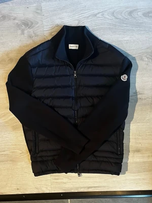 Moncler Cardigan - Moncler Cardigan som är mörkblå och i extremt bra skick som ny. Storlek S/M .NFC fungerar självklart.  Kvitto finns. Hör av vid funderingar !