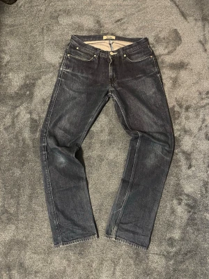 Acne studios jeans  - Ett par riktigt snygga acne jeans med         slim/rak passform. Passar som W28 L32 men det står w32 l32 i jeansen, de är skräddar sydda, om det finns frågor är det bara skjuta ett meddelande, fraktar snabbt 