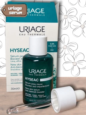 Uriage Hyseac anti-blemish serum - Uriage Hyseac anti-blemish booster serum med 5,8% AHA och zink. Kommer i en mörkgrön glasflaska med vit pipett och kartong. Motverkar blemmor, porer och fina linjer. Passar för blandhy och oren hud. Innehåller 30 ml.