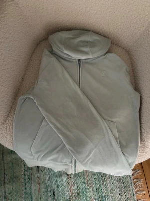 Mint grönt juicy couture set  - Mint grönt juicy couture set. Överdel i storlek 14/15 och underdel i storlek 12/13. I bra skick utan större defekter, se bild 7 där det visas en liten fläck vid juicy couture märket, som inte syns på långt håll. Om du har frågor om storleken går det jättebra att fråga så kan jag skicka mått på kläderna!! 