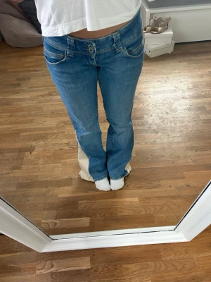 Bootcut jeans - Säljer ett par blå bootcut jeans med låg midja.  (Midjemått 83cm, innebenslängd 80cm). Skriv för frågor💕