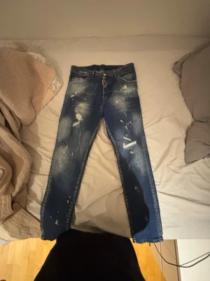 Blå Dsquared2 jeans - Blåa daquared2 jeans storlek 46 men passar mer som 34-36