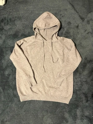 Grå merino blend hoodie - En riktigt schysst hoodie I merino ull blend, storlek xs