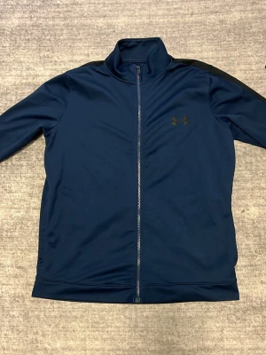 Under armour kofta  - Riktigt fett kofta som kommer ge dig jätte många komplimanger, den är i fruktansvärt bra skick och bara blivit använd 2-3 gånger. Koftan är i storlek L 