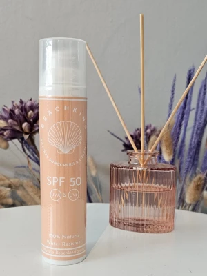 Beachkind SPF 50 solskydd - Mineralbaserad solskydd från Beachkind som är "water resistent" med SPF 50 (UVA & UVB som står på flaskan). Köptes inför denna sommar, men förblev oöppnad och oanvänd ☀️.  Vill du veta mer specifika detaljer gällande innehållet finns mer information på Beachkinds egna hemsida. känn er också fria att höra av er till mig vid frågor 🌸.