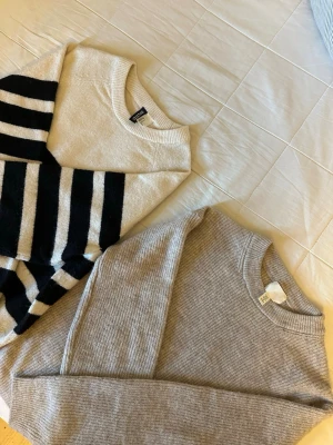 tröjor från H&M - H&M stickade tröjor, 2 st! Använda några gånger men är fortfarande jättefina! Storlekarna är olika men de ser ungefär likadana ut på. Passar nog bra för någon som är ca 155–167 cm lång. Säljs tillsammans, båda ingår! Den gråaktiga stickade tröjan är faktiskt mer beige eller rosa i verkligheten!🌷