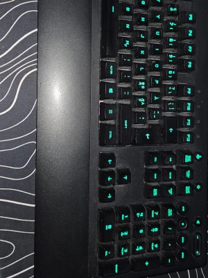 Logitech G213 gamingtangentbord - Säljer ett Logitech G213 gamingtangentbord med svart plastchassi och RGB-bakgrundsbelysta tangenter. Tangenterna har grönblå belysning och tangentbordet har handledsstöd för extra komfort. Perfekt för gaming eller arbete vid datorn.