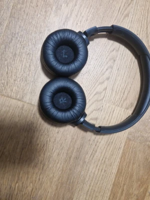 Jbl headphones - Jbl headphones. Works great and not used much.