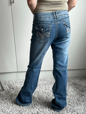 Bootcut jeans - 37cm rakt över, 81cm innerbenslängd✨