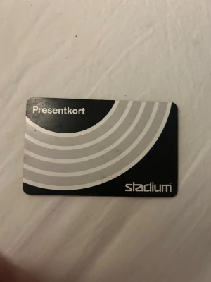 Presentkort Stadium 1000 kr - Hej! Jag säljer/byter mitt stadium presentkort värt 1000kr då jag inte har hittat något där i min smak. Skriv gärna vid några frågor och är som sagt öppen för byten också. Om någon vill köpa så funkar det på Swish för att slippa den onödiga leverans avgiften.
