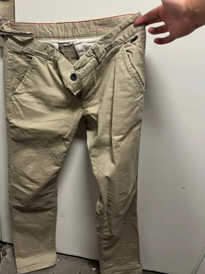 Beige chinos från edc - Snygga beige chinos från edc med klassisk passform och raka ben. W-29.  L-32