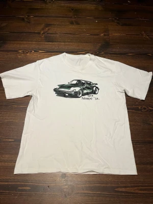 Vintage Porsche 911 t-shirt - Lapparna har klippts bort så jag vet inte vilken storlek eller vilket märke det är, men den passar M-L. Bröstvidd 53cm, längd 68cm