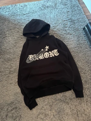 Demont Hoodie  - Yo säljer min Demont hoodie som är i använt skicka därav den billigare prislappen i jämförelse med dem andra hoodiesen jag säljer!  Tröjan är i XS men sitter som en S.  Är öppen att förhandla!