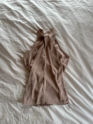 Halterneck topp - Beige / ”gammelrosa” halterneck topp med knytning i halsen💕 knappt använd. Passar S/M
