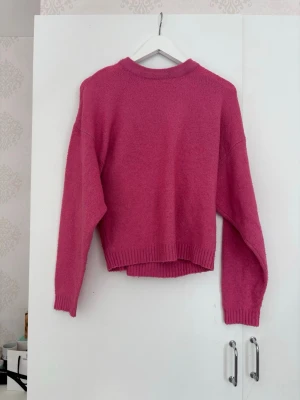 Rosa stickad tröja med rund hals Nelly  - Rosa långärmad från nlt trend