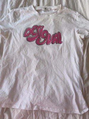 Desigual tshirt  - Fin vit tshirt med tryck från desigual. Storlek L men liten i storleken så passar s💕