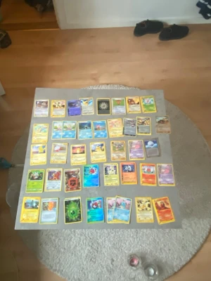 Samling Pokémonkort blandade typer - Stor samling Pokémonkort med olika typer och färger, inklusive el-, vatten-, gräs-, eld- och psykiska kort. Korten har klassisk design med färgglada illustrationer och gul ram. Perfekt för dig som vill utöka din samling eller börja spela Pokémon TCG. Det är gammal kort med mycket bra skick. Många är glansiga man ser ksk inte så bra men om ni undrar kan ni bara skriva.