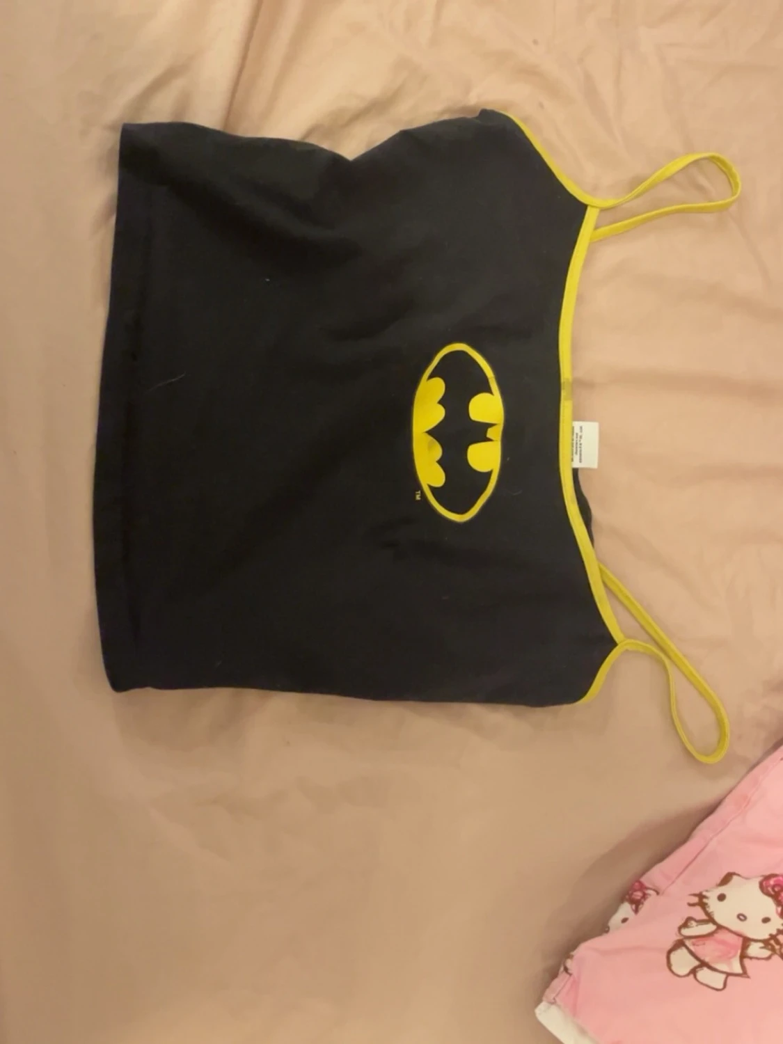 Svart Batman linnetopp med gula detaljer