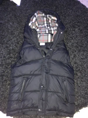 Burberry puffer jacka  - Jag har armarna bara inte på bilderna 