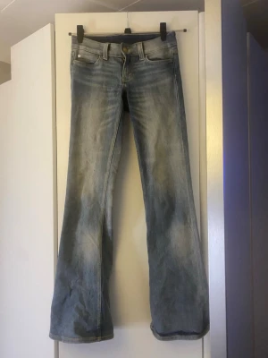 Cheap monday jeans  - Säljer ett par ljusblå super low waist bootcut jeans från cheap monday i färgen Cloudy Blue. Storlek 26/32. Använda fåtal gånger, i nyskick. Pris kan diskuteras vid snabb affär!!🥰