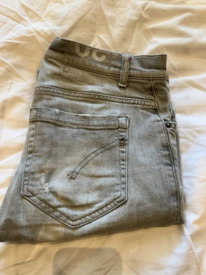 Dondup jeans - Säljer mina dondup jeans, bara använt några gånger. Blivit för små på mig. 30/30
