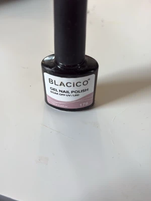 Blacico gelnagellack ljusrosa 176 - Säljer ett Blacico gelnagellack i färgen 176, en snygg ljusrosa nyans. Gellacket appliceras enkelt och härdas med UV/LED-lampa. Perfekt för dig som vill ha hållbara och glansiga naglar med en fräsch rosa ton.