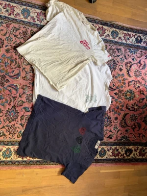 3 feta T-shirts - Alla är i M, 750kr för alla 3.                                                          Separat pris:                                                            SaintBarth:350kr,Scotch&Soda:100kr,CDG:300kr