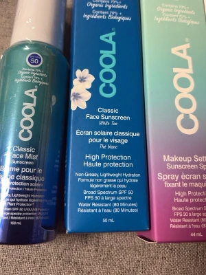 COOLA Classic Face Mist SPF 50 - Fräsch ansiktsmist från COOLA med SPF 50, perfekt för att skydda huden mot solen. Kommer i en blågrön sprayflaska på 100 ml. Innehåller ekologiska ingredienser och ger lätt återfuktning utan att kännas fet. Alla 3 st
