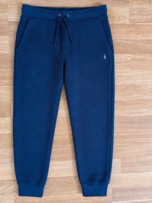 Mörkblå Polo Ralph Lauren mjukisbyxor 💙 - Klassiska sweatpants/joggers från Polo Ralph Lauren i mörkblå färg. Bekväm modell med dragsko i midjan, sidfickor och mudd vid bensluten. Broderad Polo-ponny framtill och diskret bakficka. Perfekta till vardags, skolan eller en avslappnad outfit. • Märke: Polo Ralph Lauren • Storlek: L/G (14–16 år) / 160 • Färg: Mörkblå / navy • Modell: Mjukisbyxor / joggers • Fint begagnat skick men har nån skada! Skriv gärna vid frågor eller om du vill ha fler mått/bilder! 🤍
