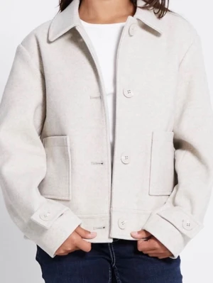 beige kappa  - Beige kappa från Lager 157 i storlek 160 från deras barnavdelningen🤍Säljer  eftersom den har blivit förliten, passar xxs. Hör av dig vid frågor eller funderingar🌸 nypris 300kr