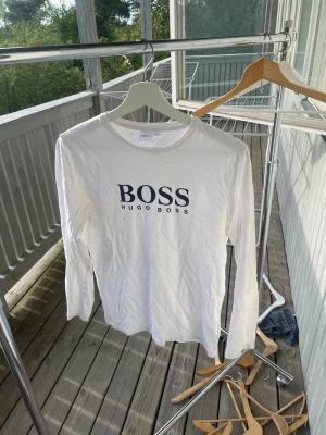 Vit långärmad tröja  från Hugo Boss - Säljer en vit långärmad tröja från Hugo boss