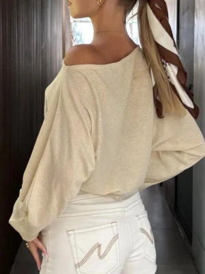 Vita shorts med bruna detaljer  - Snygga vita shorts med bruna detaljer och dubbla knappar i midjan. Shortsen har klassiska fickor fram och bak. Perfekta för varma dagar och enkla att matcha med olika toppar. De är helt nya, säljer på grund av fel storlek.💕